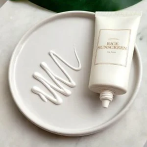 ضد آفتاب روشن کننده برنج آیم فرام I’M FROM مدل Rice Sunscreen