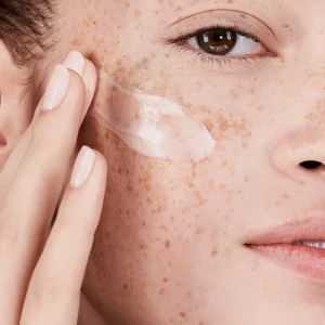 کرم آبرسان و آنتی اکسیدان استی لودر Estee Lauder مدل DayWear Moisturizer